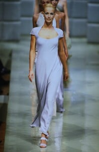 313929715_ValentinoCoutureSpring1996(42).thumb.jpg.b968b27dbf027ec81a9f65c82e76ade7.jpg