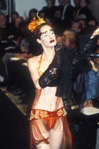 317772944_JeanPaulGaultier1997HauteCouture37.thumb.jpg.f105bee2eeb896a0b0f882a86fb228e0.jpg