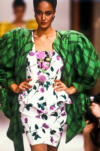 341574305_EmanuelUngaro1988HauteCouture26.thumb.jpg.1daccefdb96295bc1b22b30a4d690365.jpg