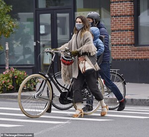 34868378-8881709-NYC_Soon_after_brunch_the_family_left_the_establishment_via_bike-a-20_1603745743614.jpg