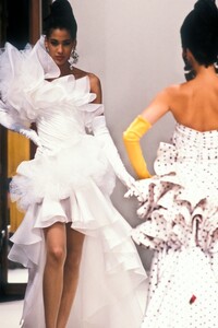 405026180_EmanuelUngaro1988HauteCouture132.thumb.jpg.f34c14c604cb6b7b93a497580b555c57.jpg