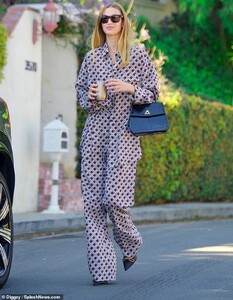 41123784-9418395-Designer_taste_She_draped_a_leather_tote_bag_from_Laurus_over_he-m-4_1617107613813.jpg