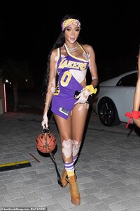41267374-9430867-Doting_girlfriend_Winnie_Harlow_paid_tribute_to_her_boyfriend_an-a-6_1617377788675.jpg