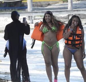 41377376-9438975-On_Monday_Ashanti_looked_to_be_in_top_form_when_she_was_spotted_-a-47_1617669205544.jpg