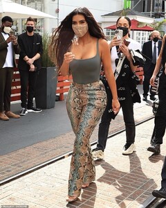 41475836-9447887-It_takes_a_village_Along_with_her_team_of_hair_stylists_and_make-a-154_1617846339110.jpg
