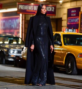 41526192-9452311-Back_in_black_Naomi_looked_as_elegant_as_ever_as_she_walked_in_t-a-315_1617947558741.jpg