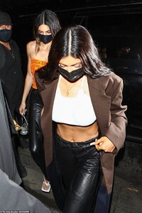 41530496-9452675-Dressed_to_impress_Kylie_offered_a_glimpse_of_her_jaw_dropping_a-a-124_1617958386157.jpg