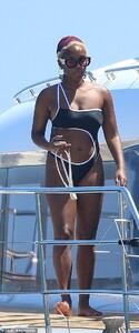 41590208-9457319-Splendid_Janelle_s_bathing_suit_was_a_geometric_one_shouldered_a-a-61_1618081564021.jpg