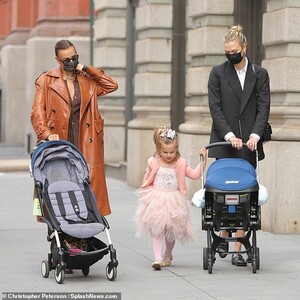 41594576-9457779-Chic_Kloss_who_has_yet_to_announce_her_infant_s_gender_or_name_s-a-13_1618092133990.jpg