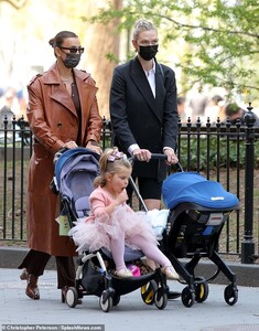 41594584-9457779-Reunited_During_the_fun_playdate_which_marks_Kloss_first_public_-m-14_1618092161196.jpg