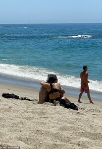41966044-9489027-Aww_Despite_their_celebrity_statuses_Kourtney_and_Travis_looked_-a-2_1618888531153.jpg