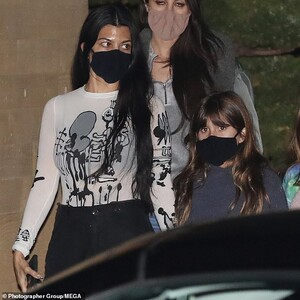 42114310-9502807-Holding_hands_Penelope_who_Kourtney_shares_with_ex_Scott_Disick_-a-190_1619158300379.jpg