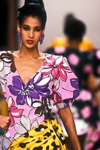 563745248_EmanuelUngaro1988HauteCouture11.thumb.jpg.466b4b762fbc1865c5122f9125e2129e.jpg