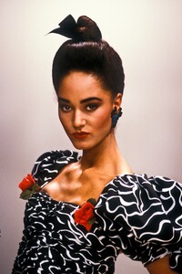 833112640_EmanuelUngaro1988HauteCouture58.thumb.jpg.d6cee7d9ad22ca7b4fbe7079e2cbd40b.jpg