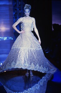 854301323_christian-dior-couture-fall-1996(32).thumb.jpg.aeb202c0750331a9d7c71fd9a1f8e380.jpg