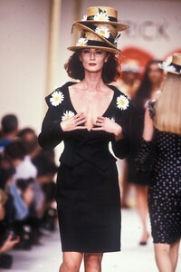 873156755_PatrickKelly1989WomenRTW15.jpg.2aaad3c62a9c7447f9da97923394b877.thumb.jpg.c429d7ce0927ffc56b7d12706628f6db.jpg