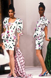 897472660_EmanuelUngaro1988HauteCouture27.thumb.jpg.70a51ff8906784edbb88ba518aaee95e.jpg