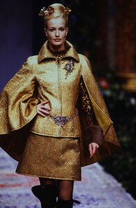 908598671_ChristianLacroixCoutureFall1996(9).thumb.jpg.56fcb15eb3620bea51072fc5078658af.jpg