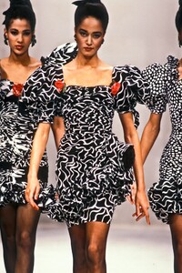 999088502_EmanuelUngaro1988HauteCouture56.thumb.jpg.3989870aafd239f7188f64f56a4f56b4.jpg