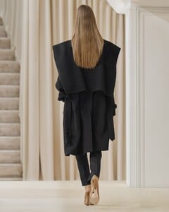 Burberry-Autumn_Winter-2021-Womenswear-Collection-Look-28-Valeria_002.thumb.jpg.ab93233d050c8e79872a7e5a1fbd140a.jpg
