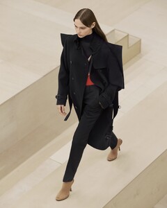 Burberry-Autumn_Winter-2021-Womenswear-Presentation-Ambient-Runway_003.thumb.jpg.619999738475b6f7750527667c7e9b90.jpg