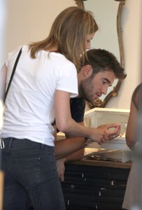 Emily_VanCamp_Josh_Bowman_Out_Lunch_West_Hollywood_5Dgi6A7_0ctx.jpg