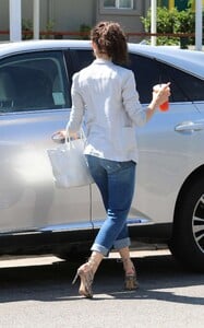 Emmy-Rossum-at-Lemonade-Restaurant--03.jpg