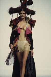 JOHN-GALLIANO-SPRING-1993-RTW-002.thumb.jpg.45c0da3701cd7f06946471280802ccc2.jpg