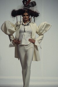 JOHN-GALLIANO-SPRING-1993-RTW-030.thumb.jpg.a43df31ec42c406c07ee28a49a74bdb5.jpg