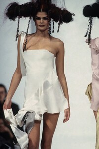 JOHN-GALLIANO-SPRING-1993-RTW-057.thumb.jpg.3eb4bfe953e76ca7091d71ade528629b.jpg