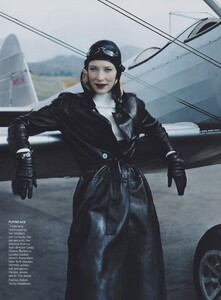 Leibovitz_US_Vogue_December_2004_01.thumb.jpg.6319c0f1a3f702b277726b2e29c2674c.jpg