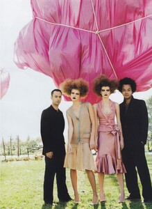 Madness_Testino_US_Vogue_February_2004_31.thumb.jpg.5ed961c3e9d089a7676fa2f141a42bbb.jpg