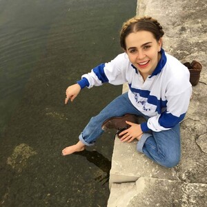 Mae-Whitman-hot-feet.jpg