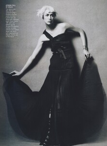 Meisel_US_Vogue_December_2004_03.thumb.jpg.3d1f73ebc2dc056b3a2ef5d9523bf7cc.jpg