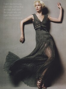 Meisel_US_Vogue_December_2004_04.thumb.jpg.f393179123987a6058530b8bcbad8983.jpg