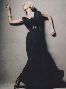 Meisel_US_Vogue_December_2004_07.thumb.jpg.6d8fbfeb0c64eeb6a5cac18b7440fc63.jpg