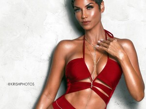 Nicole-Murphy-showing-her-body-in-a-bikini-1200x900.jpg