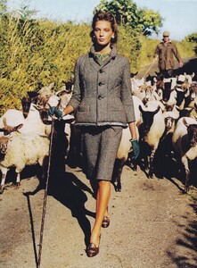 Proper_Testino_US_Vogue_October_2004_06.thumb.jpg.02d981a2ca25b0223c3216af025c2dbf.jpg