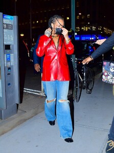 Rihanna---Wearing-baggy-denim-for-dinner-at-Nobu-in-New-York-01.jpg