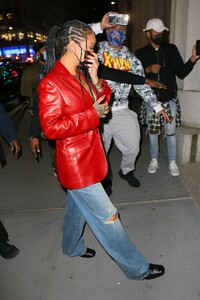 Rihanna---Wearing-baggy-denim-for-dinner-at-Nobu-in-New-York-02.jpg