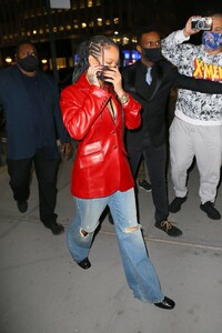 Rihanna---Wearing-baggy-denim-for-dinner-at-Nobu-in-New-York-04.jpg