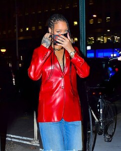 Rihanna---Wearing-baggy-denim-for-dinner-at-Nobu-in-New-York-05.jpg