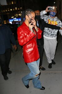 Rihanna---Wearing-baggy-denim-for-dinner-at-Nobu-in-New-York-06.jpg