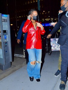 Rihanna---Wearing-baggy-denim-for-dinner-at-Nobu-in-New-York-08.jpg
