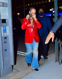 Rihanna---Wearing-baggy-denim-for-dinner-at-Nobu-in-New-York-10.jpg