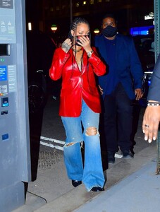 Rihanna---Wearing-baggy-denim-for-dinner-at-Nobu-in-New-York-13.jpg
