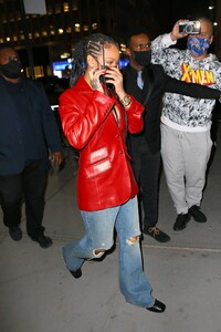 Rihanna---Wearing-baggy-denim-for-dinner-at-Nobu-in-New-York-14.jpg
