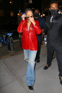 Rihanna---Wearing-baggy-denim-for-dinner-at-Nobu-in-New-York-16.jpg