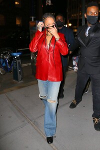 Rihanna---Wearing-baggy-denim-for-dinner-at-Nobu-in-New-York-18.jpg