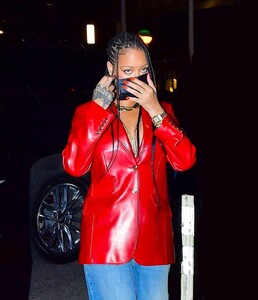 Rihanna---Wearing-baggy-denim-for-dinner-at-Nobu-in-New-York-21.jpg